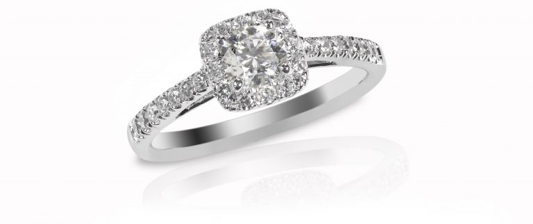 Beautiful diamond wedding engagment band ring solitaire princess Cut with side diamonds and a halo setting
